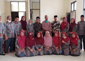 Asisten I Bidang Pemerintahan dan Kesejahteraan Rakyat, Nova Elvino saat bersama panitia dan tim penguji upgrade hafiz Kota Solok