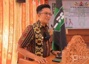 Wawako Erwin Yunaz saat menghadiri pelantikan Pengurus HMI Cabang Payakumbuh