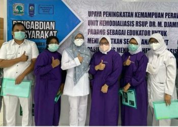 Foto Bersama Setelah Kegiatan Pengabdian Masyarakat Peningkatan Kemampuan Perawat Unit Hemodialisis RSUP. Dr. M.Djamil Padang Sebagai Edukator Untuk Meningkatkan Self-Management Pasien yang Menjalani Hemodialisis