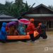 Personil dari BPBD Pasbar saat membantu mengevakuasi warga ketempat pengungsian