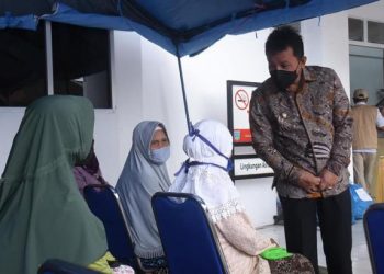 Wakil Wali Kota, Drs. Asrul yang hadir meninjau pelaksanaan vaksinasi