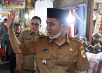 Wakil Wali Kota Solok, Dr. Ramadhani Kirana Putra meninjau kondisi pasar raya Solok