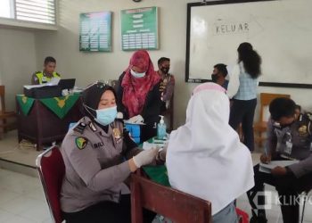 Tim Urkes Polres Solsel Aipda Silvia Usman saat memberikan vaksin bagi siswi MAN 2 Solsel