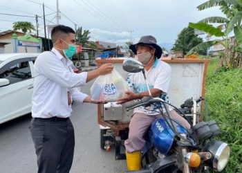 Yayasan Baitul Maal (YBM) PLN UIW Sumbar menyalurkan bantuan 100 paket sembako kepada masyarakat terdampak covid-19 di Kota Padang pada Senin (19/07).