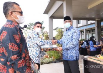 Wali Kota Payakumbuh Riza Falepi Lepas Pejabat Pensiun saat Peringati HUT Korpri di Balai Kota Payakumbuh.