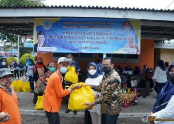 Peringati Hari Pahlawan, Dharma Wanita Persatuan UNP Bagikan Bantuan Sembako