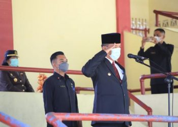 Bupati Pessel, Rusma Yul Anwar saat memimpin upacara Peringatan Hari Sumpah Pemuda ke 93 di Painan