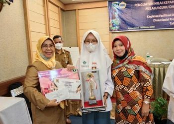 Penyerahan piala dan hadiah bagi pemenang lomba karya ilmiah saat kegiatan Seminar Penguatan Nilai Kepahlawanan dan Keperintisan Melalui Guru dan Tokoh Masyarakat yang digelar Dinas Sosial Sumbar