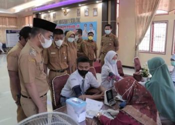 Wawako Solok, Dr. Ramadhani Kirana Putra meninjau pelaksanaan vaksinasi Covid-19 massal di SMKN 1 Solok