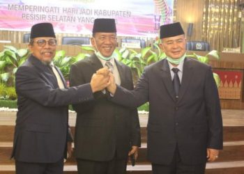 Foto Rusma Yul Anwar (tengah) bersama Nasrul Abit (kanan) dan Dasrizal Basir anggota DPR RI Dapil Sumbar di sela momen di DPRD Pessel