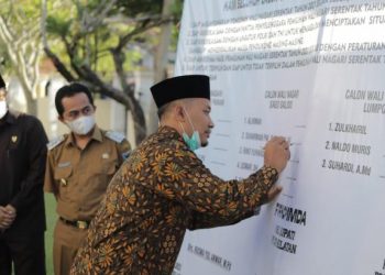 Salah seorang calon wali nagari di Pessel meneken deklarasi damai Pilwana 2021