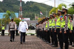 Bupati Pessel, Rusma Yul Anwar saat mengecek kesiapan petugas dalam pelaksanaan Ops Ketupat 2021