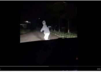Video Pocong mencegat mobil yang melintas sambil goyang TikTok. -