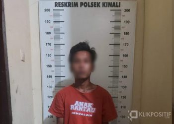 Doyok pelaku terduga pengedar sabu saat telah diamankan di Mako Polsek Kinali