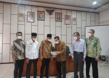 Direktur Politeknik Negeri Padang Surfa Yondri (tiga dari kanan) memperlihatkan SK Izin Penyelenggaraan Program Studi Diluar Kampus Utama kepada Bupati Solok Selatan, Khairunnas dalam acara audiensi yang berlangsung di Kantor Bupati Solok Selatan,Jumat (7/5/2021)