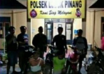 Pelaku saat diamankan Polres Pessel di Polsek Lubuk Pinang, Bengkulu