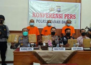 Wakapolres Eridal saat konferensi pers terkait penyalahgunaan Narkotika di Mapoltes Tanah Datar