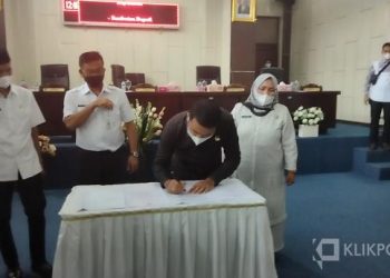 Ketua DPRD Solsel Zigo Rolanda menandatangani Nota Persetujuan Bersama Ranperda RPJMD Solsel 2021-2026