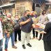 Ketua Porbbi Sumbar Verry Mulyadi didampingi Kabid Hukum Jayat SH, Kabid Humas Robby Orlando saat menyerahkan bantuan kepada anggota Porbbi yang menjadi korban kebakaran.