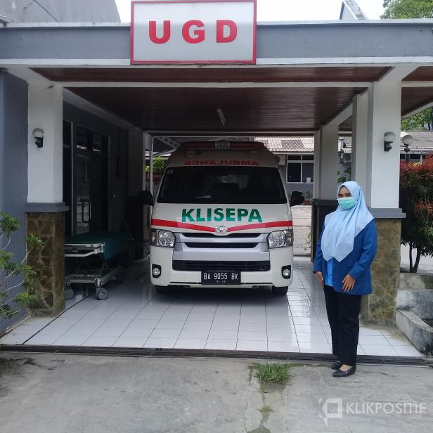 Kepala Klinik Semen Padang Indarung, dr. Wiriana Joanisty di depan UGD Klinik Semen Padang Indarung yang berada di komplek PT Semen Padang