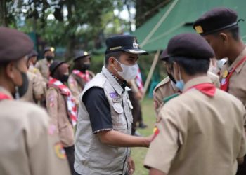 Ketua Kwarcab Pramuka Kota Solok, Dr. Ramadhani Kirana Putra meninjau pelaksanaan diklat Pramuka Peduli di Bumi Perkemahan Ampang Kualo