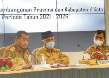 Pj. Sekretaris Daerah Solok Selatan Doni Rahmat Samulo saat mengikuti rapat koordinasi Perencanaan Pembangunan Sumatera Barat bersama Pemprov dan kab/kota di auditorium gubernuran di Padang, Senin 8/3/21