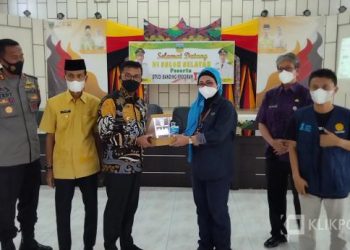 Bupati Solok Selatan Khairunas menyerahkan plakat ke Kepala Pusat Pendidikan Pertanian BPPSDMP Idha Widi Arsanti