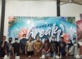 Sesi foto bersama penyelenggara dengan Wagub Sumbar Audy Joinaldy di Kupi Batigo, Senin Malam