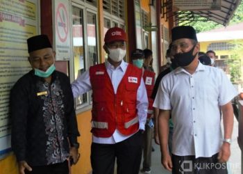 Wakil Bupati Pasaman Barat, Risnawanto saat melihat proses sterilisasi penyemprotan ruang belajar dan perkarangan sekolah di SMPN 1 Pasaman