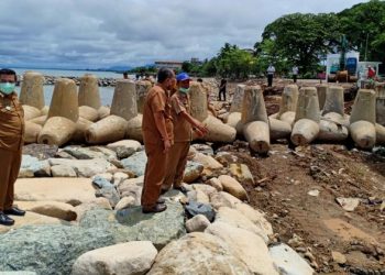 Peninjauan proyek penanganan abrasi pantai di Masjid Al Hakim Pantai Padang
