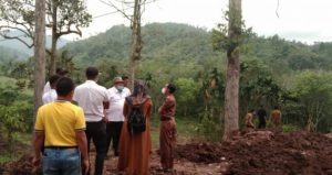 Pejabat dari BPPW Sumbar dan perwakilan Pemkab Pessel melihat lokasi longsor proyek di Tapan