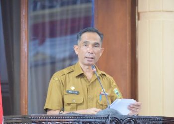 Pj. Sekda Kabupaten Solok, Medison menyampaikan nota RAPBD tahun 2022 dalam sidang DPRD