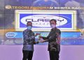 Vice President Radio Classy FM Freddy Risnandar saat menerima penghargaan pada KPID Award tahun 2021 di aula gubenuran, Selasa, 22 Desember 2021