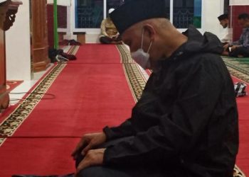 Gubernur Sumbar Mahyeldi Ansharullah saat Itikaf di Masjid Raya Jihad Ambacang Anggang Lubuk Sikaping, Kabupaten Pasaman, Minggu malam (25/4/2021).