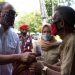 Anggota Komisi VI DPR RI Andre Rosiade membagikan sembako untuk para lansia di Seberang Pebayan, Batang, Arau, Padang Selatan.