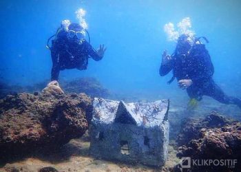 Minatur rumah gadang yang ditanam untuk menjadi terumbu karang buatan di laut Air Bangis, Pasaman Barat