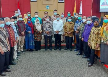 Bupati Pessel, Rusma Yul Anwar saat berada di UNP Padang bersama Rektor UNP dan Civitas Akademi UNP