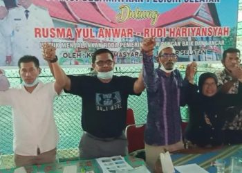 Gabungan masyarakat dalam petisi Selamatkan Pesisir Selatan