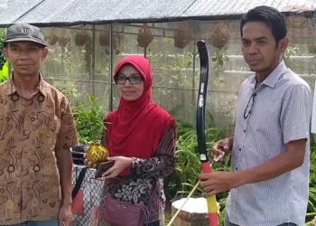 Yuzaldi Maison (kiri) bersama pengurus SCC Kota Solok menunjukkan lokasi budidaya tanaman hias dan kerajinan hasil anggota Pokdarwis