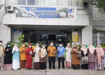 SMP Pembangunan Laboratorium UNP \"Dikunjungi\" oleh Guru dan Dosen dari Berbagai Daerah di Indonesia dan Malaysia dalam Agenda School Visit Konferensi Pusbangbel LP3M UNP Tahun 2021