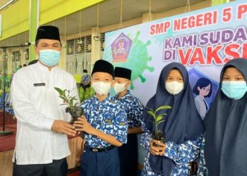 Kepala UPTD SMPN 5 Padang Berikan Bibit Buah Kepada Siswa