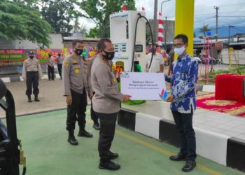 PLN Unit Induk Wilayah (UIW) Sumbar menyerahkan bantuan satu unit motor pengangkut sampah kepada Polda Sumbar pada Jumat (11/09).