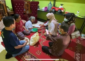 Pengurus DPD Gerindra Sumbar menyerahkan bantuan untuk lansia Asni di Padang Sarai, Kecamatan Kototangah.