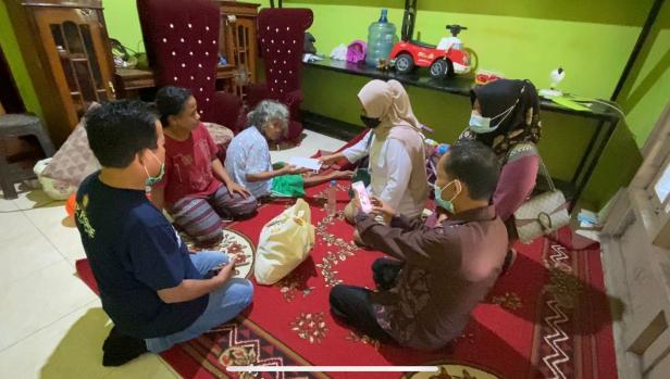 Pengurus DPD Gerindra Sumbar menyerahkan bantuan untuk lansia Asni di Padang Sarai, Kecamatan Kototangah.