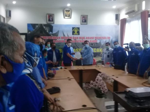 Ketua DPD Partai Demokrat Sumbar Mulyadi bersama Kakanwil Kemenkumham Sumbar R Andika Dwi Prasetya