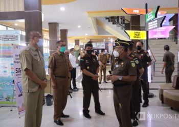 Kajati Sumbar Anwaruddin saat menyambangi Mall Pelayanan Publik di Balai Kota Payakumbuh dan disambut oleh Wali Kota Payakumbuh Riza Falepi