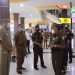 Kajati Sumbar Anwaruddin saat menyambangi Mall Pelayanan Publik di Balai Kota Payakumbuh dan disambut oleh Wali Kota Payakumbuh Riza Falepi