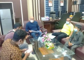 Pj. Sekdakab Pessel, Luhur Budianda saat diwawancara wartawan diruangnya