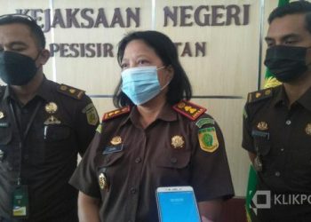 Kajari Pessel, Donna Rumiris Sitorus diwawancara wartawan usai menerima petisi masyarakat Pessel