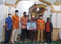Wagub Sumbar Audy Joinaldy saat menyerahkan bantuan di Masjid Jihad Payakumbuh